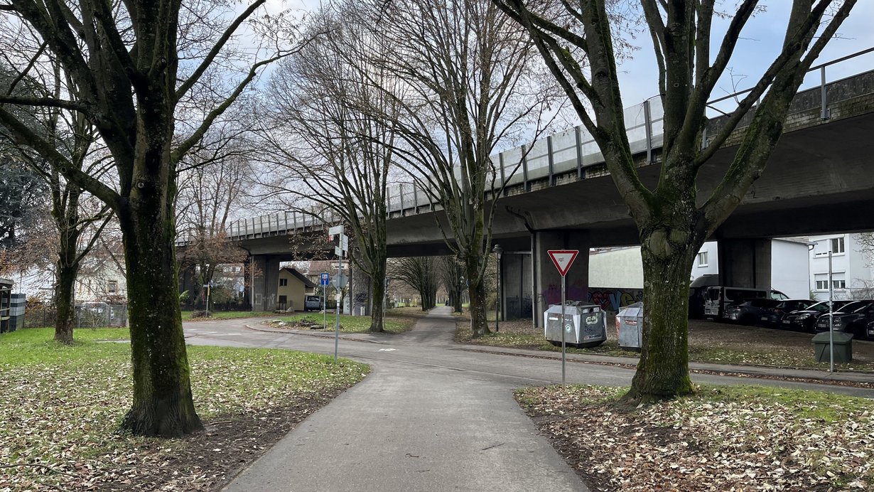 Seitlicher Blick auf das Brückenbauwerk