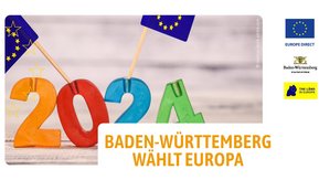 Links ein halber Sternenkreis. In der Mitte Zahl 2024 in bunten Farben vor einem holzfarbenen Hintergrund. Darunter in orangen Großbuchstaben der Titel „Baden-Württemberg wählt Europa“. Rechts die Logos der Kooperationspartner der Veranstaltung: EUROPE DIRECT, Staatsministerium Baden-Württemberg, „The Länd in Europa“. 