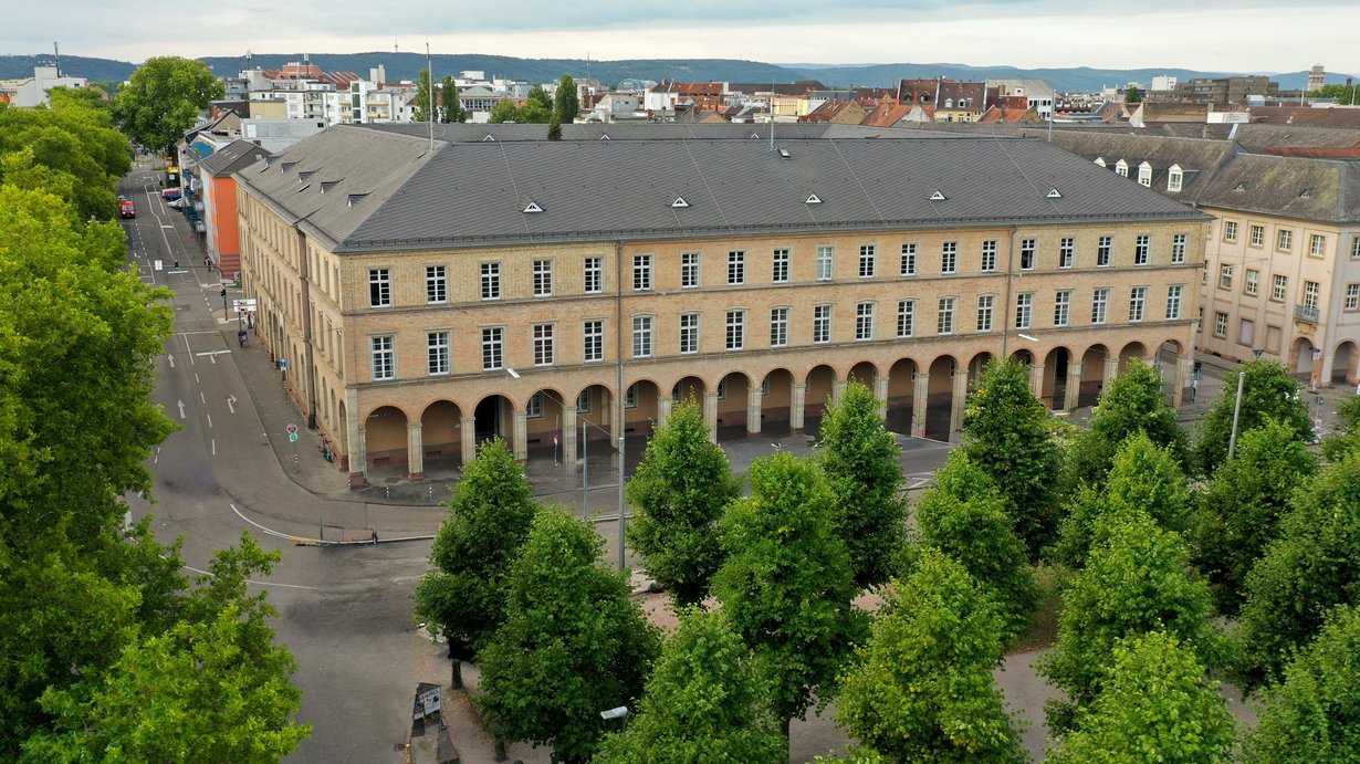 Schlossplatz 1-3 Auf diesem Bild sehen Sie das Dienstgebäude Schlossplatz 1-3 in Karlsruhe.