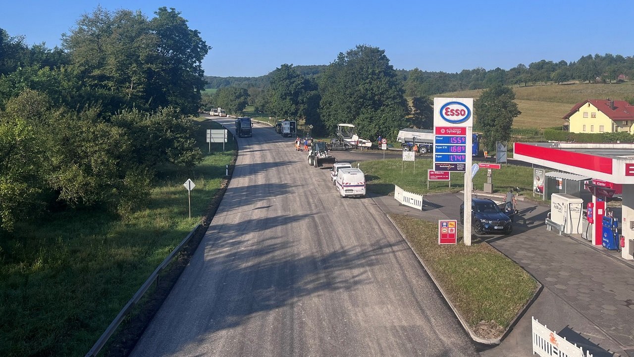 Neue Asphaltschicht in Bauphase 1 - Arbeiten im Kreuzungsbereich