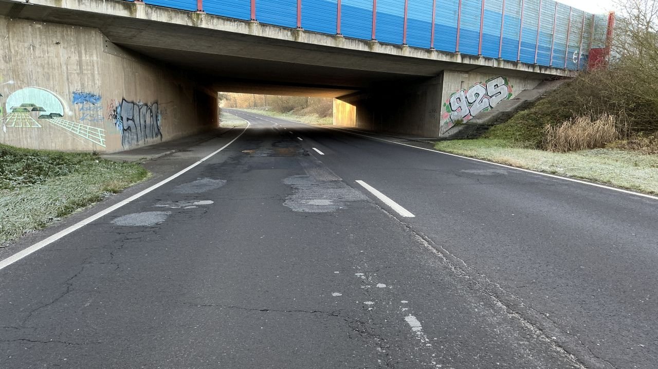 Risse und Verdrückungen auf der derzeitigen Fahrbahn