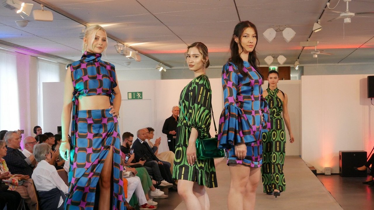 Bei der Modenschau am 6. Juni wurden ausgewählte Kreationen von sieben Ateliers aus der Schneiderinnung Pforzheim – Karlsruhe präsentiert. Models präsentieren sich auf dem Laufsteg.