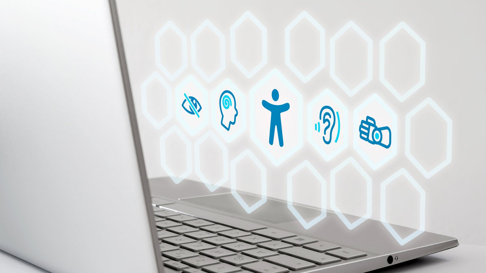 Laptop mit verschiedenen Symbolen der Barrierefreiheit