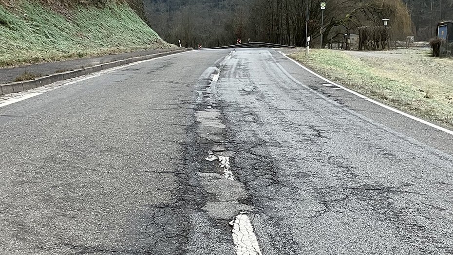 Straßenabschnitt der L 2311 bei Eberbach Gaimühle mit Straßenschäden Straße mit Rissen und Verdrückungen