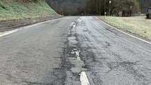 Straße mit Rissen und Verdrückungen
