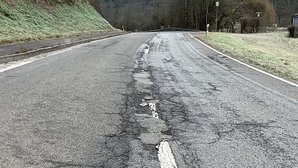 Straße mit Rissen und Verdrückungen