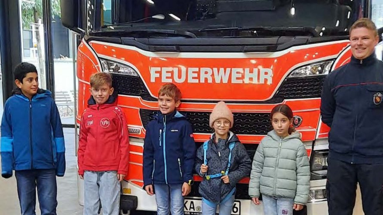 HEISS AUF LESEN-Gewinnergruppe mit Feuerwehrmann Sascha Dietrich von der Berufsfeuerwehr Karlsruhe
