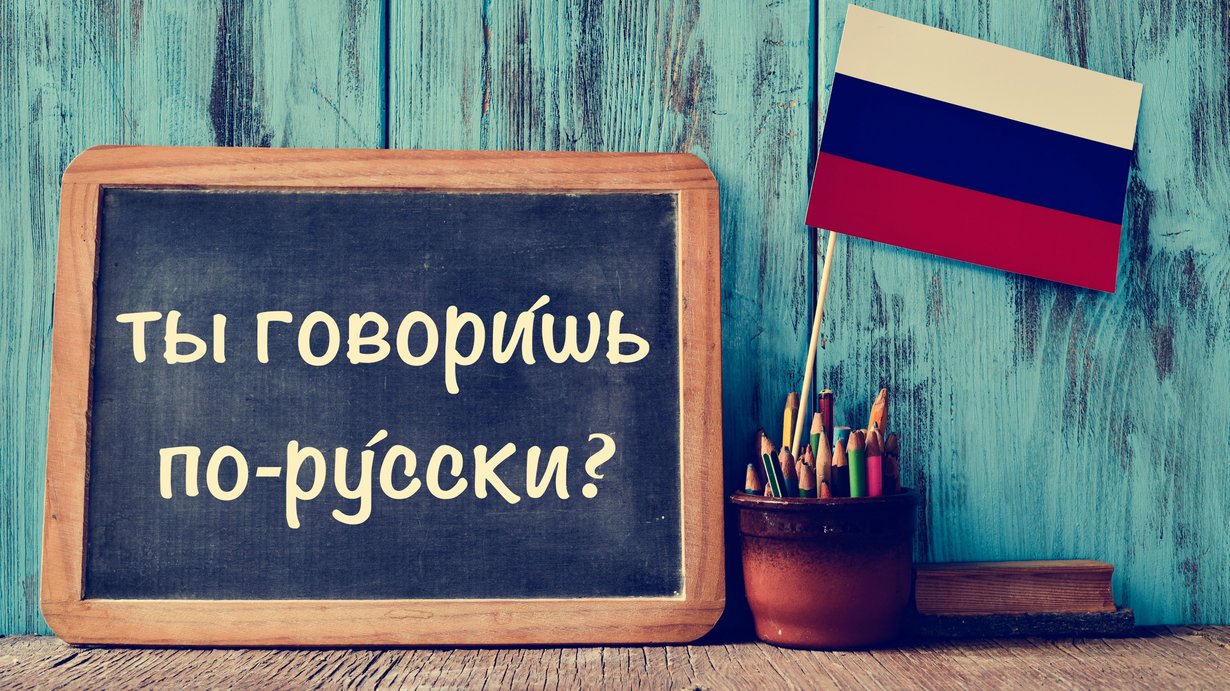 Kreidetafel mit der Frage "Sprechen Sie russisch?", in russischer Sprache geschrieben geschrieben