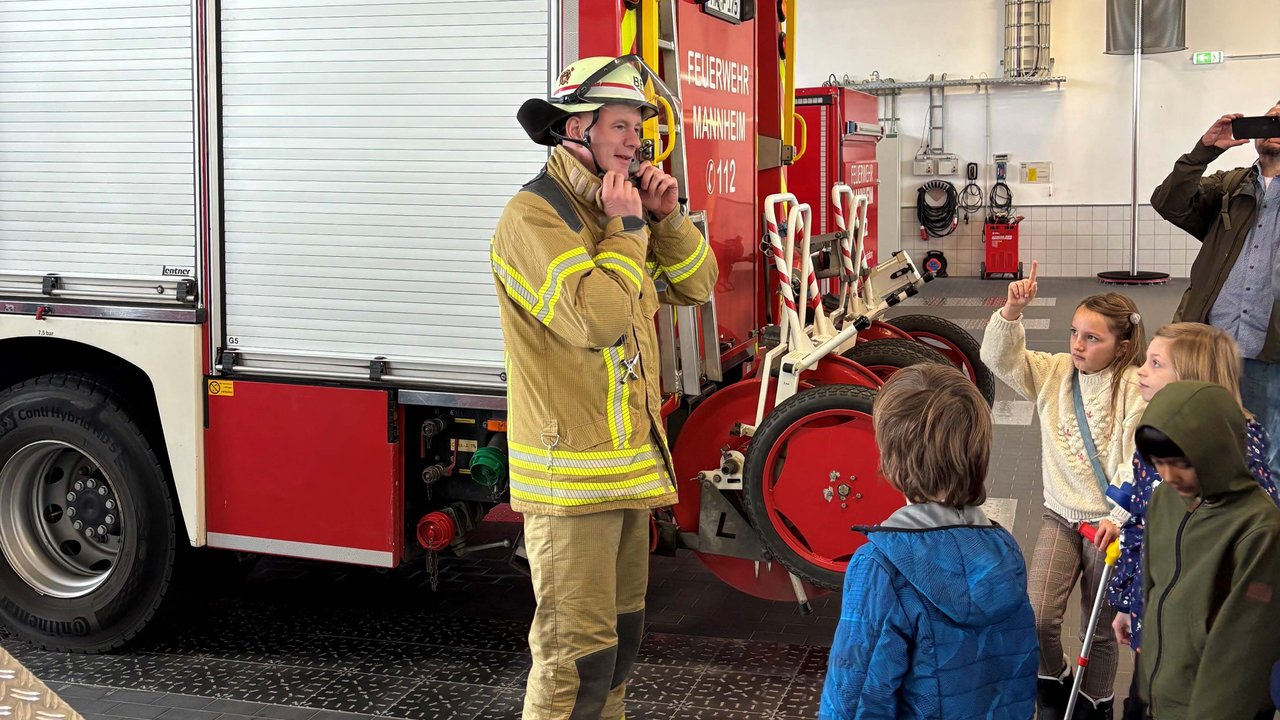 HEISS AUF LESEN-Gewinnergruppe mit Feuerwehrmann Matthias Pfeifenroth von der Berufsfeuerwehr Mannheim