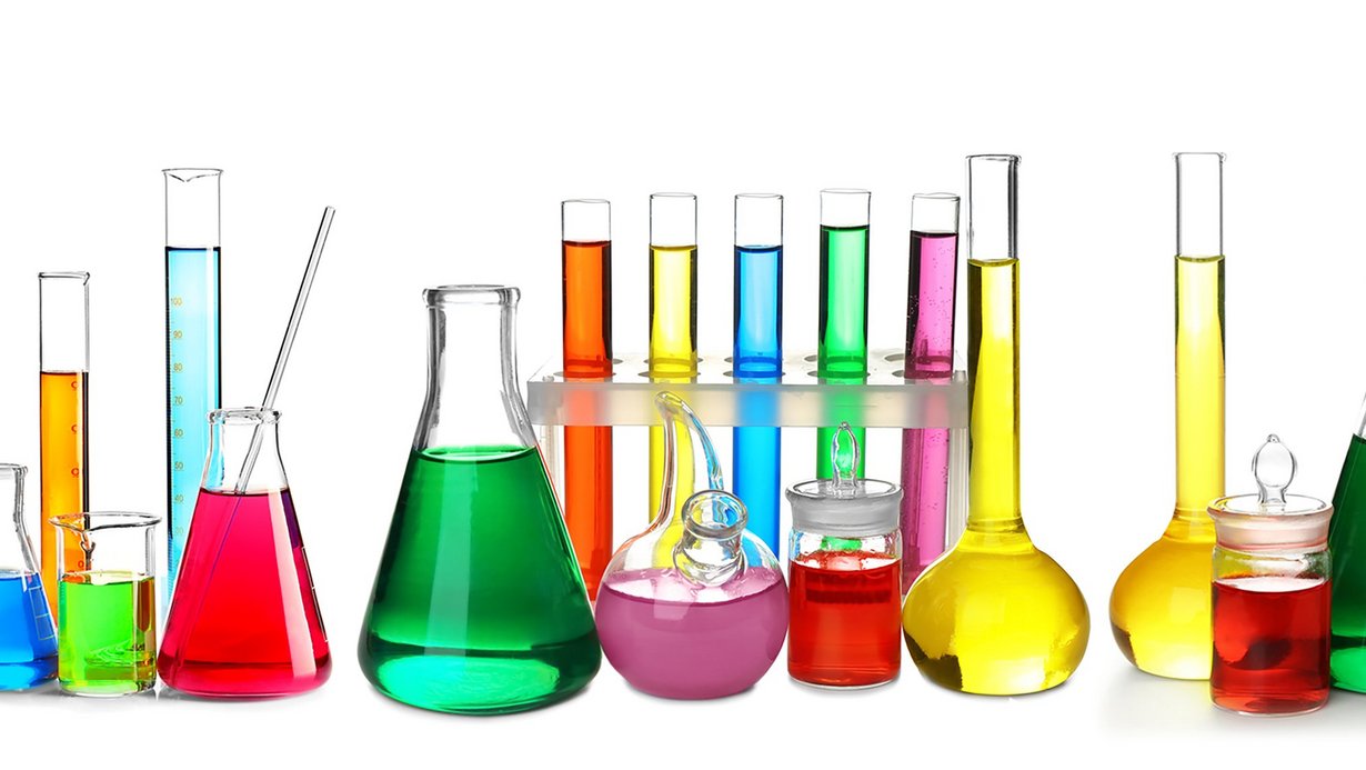 Laborgläser in unterschiedlichen Größen und Farben auf weißem Hintergrund