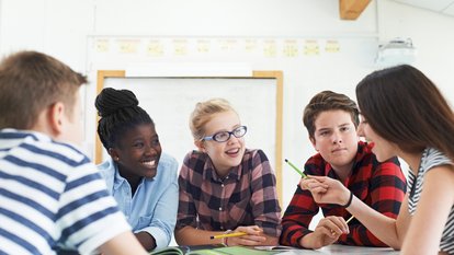 Schülerinnen und Schüler im Klassenraum Schülerinnen und Schüler arbeiten gemeinsam an einem Projekt im Klassenraum