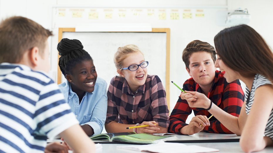 Schülerinnen und Schüler im Klassenraum Schülerinnen und Schüler arbeiten gemeinsam an einem Projekt im Klassenraum