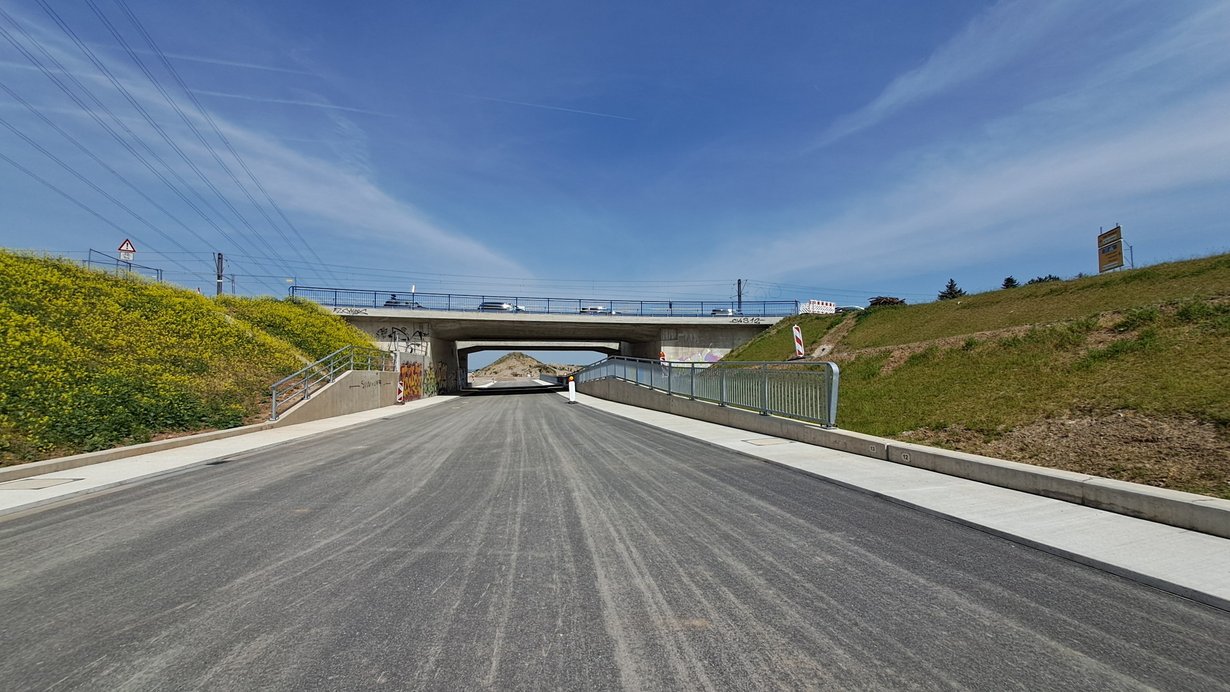 Fertige Grundwasserwanne Blick auf Südseite von Bauwerk 2, dahinter BW3 und Anschluss an zukünftige Trasse der L597.