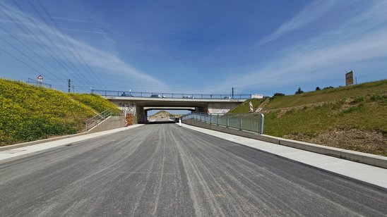 Fertige Grundwasserwanne Blick auf Südseite von Bauwerk 2, dahinter BW3 und Anschluss an zukünftige Trasse der L597.