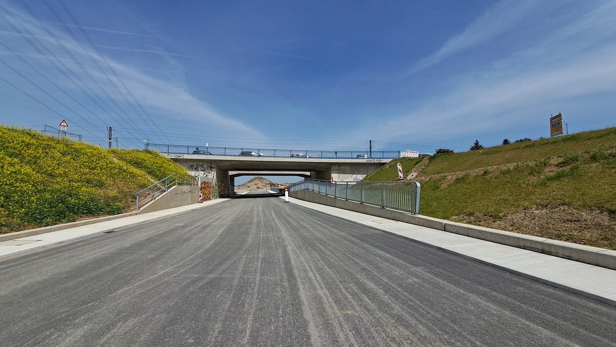 Fertige Grundwasserwanne Blick auf Südseite von Bauwerk 2, dahinter BW3 und Anschluss an zukünftige Trasse der L597.