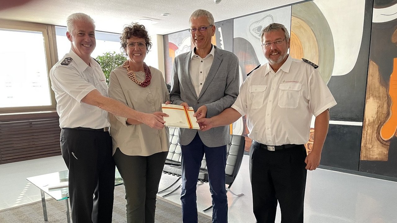 Regierungspräsidentin Sylvia M. Felder bei der Förderbescheidübergabe an den Rhein-Neckar-Kreis mit Stefan Hildebrandt, stellvertretender Landrat Rhein-Neckar-Kreis