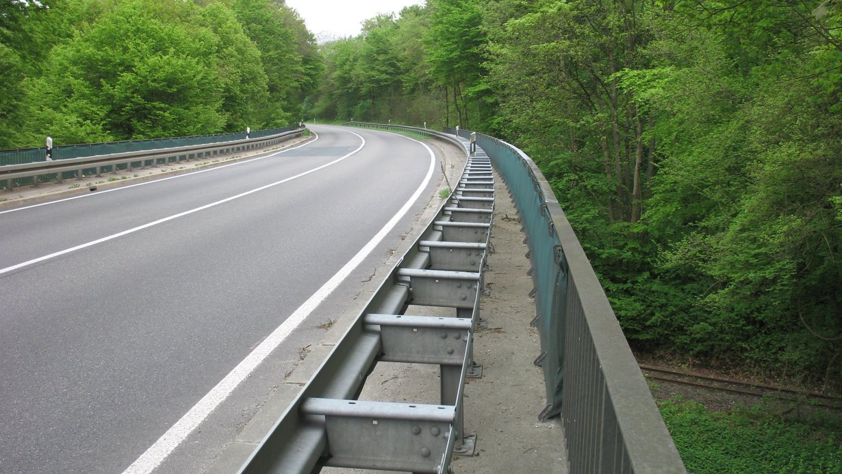 Bundesstraße 35 in Höhe der Überführung über die Landesstraße 1131 und die Bahnlinie bei Maulbronn West