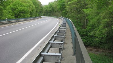 Bundesstraße 35 in Höhe der Überführung über die Landesstraße 1131 und die Bahnlinie bei Maulbronn West