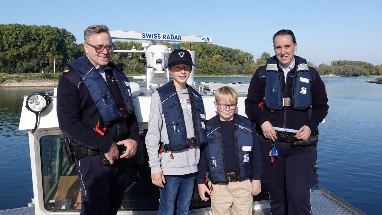 Auf diesem Bild sehen Sie von links nach rechtsPolizeioberkommissar Tommy Schober, HEISS AUF LESEN-Gewinner Elias, HEISS AUF LESEN-Gewinner Nico und Erste Polizeihauptmeisterin Katharina Geiger