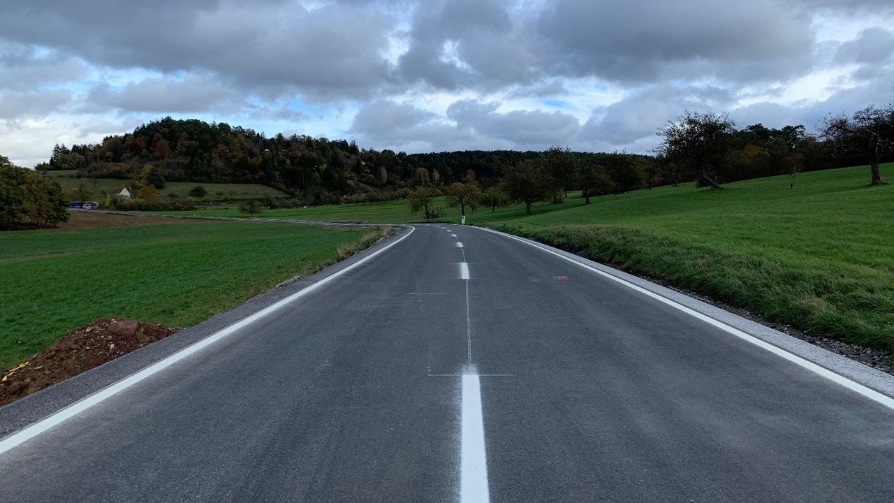 Die neue Fahrbahndecke der L 1179 zwischen „Deutscher Kaiser“ und Trafostation
