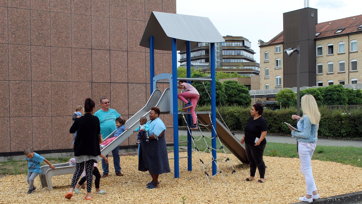 Leben in der Erstaufnahmeeinrichtung - Mitarbeiter des Ref. 94 im Gespräch mit den Bewohnern