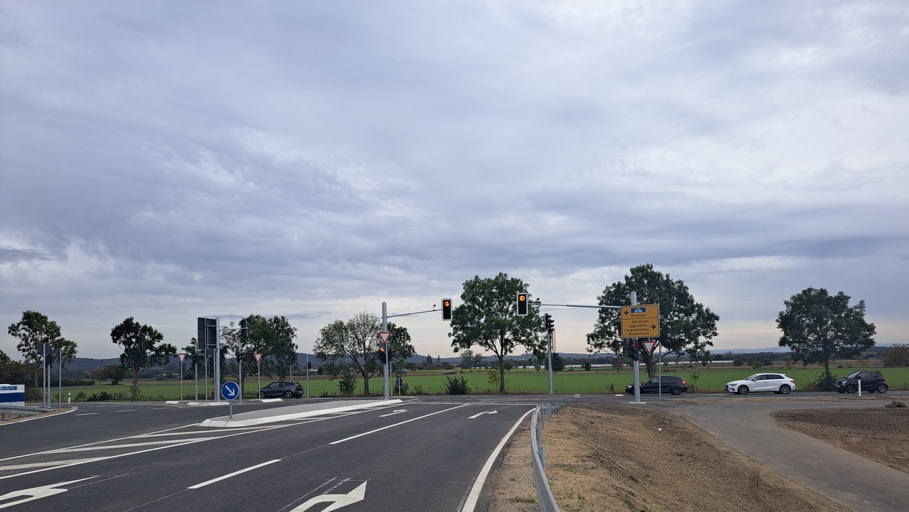 Knotenpunkt L 558 / L 560, Blick auf neue Lichtsignalanlage aus Linkenheim kommend. 