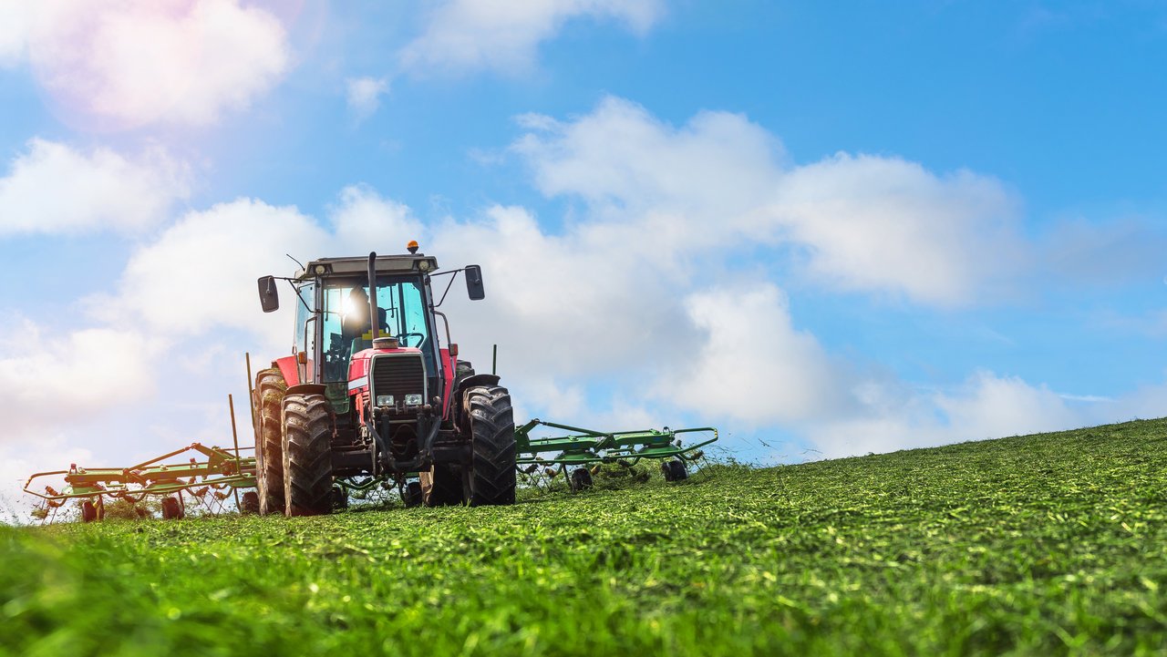 Bild zeigt Traktor bei der Feldarbeit