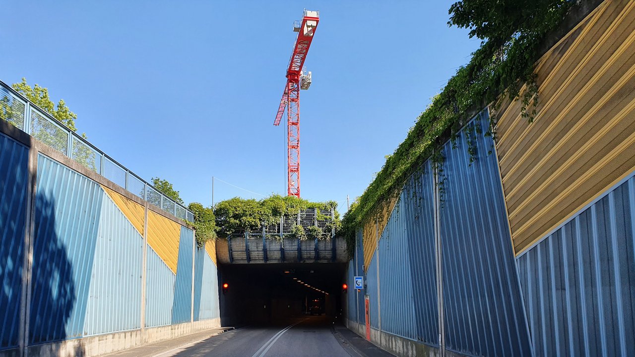 Tunnel Gernsbach Nordportal, im Hintergrund Teil des Krans am Rettungstreppenhaus 1 „Obertsroter Landstraße“ 