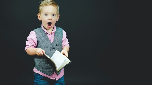 Kleiner Junge mit Buch in den Händen