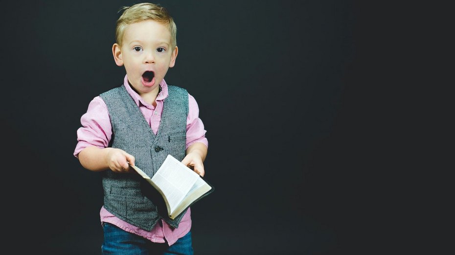 Buchvorstellungen Kleiner Junge mit Buch in den Händen