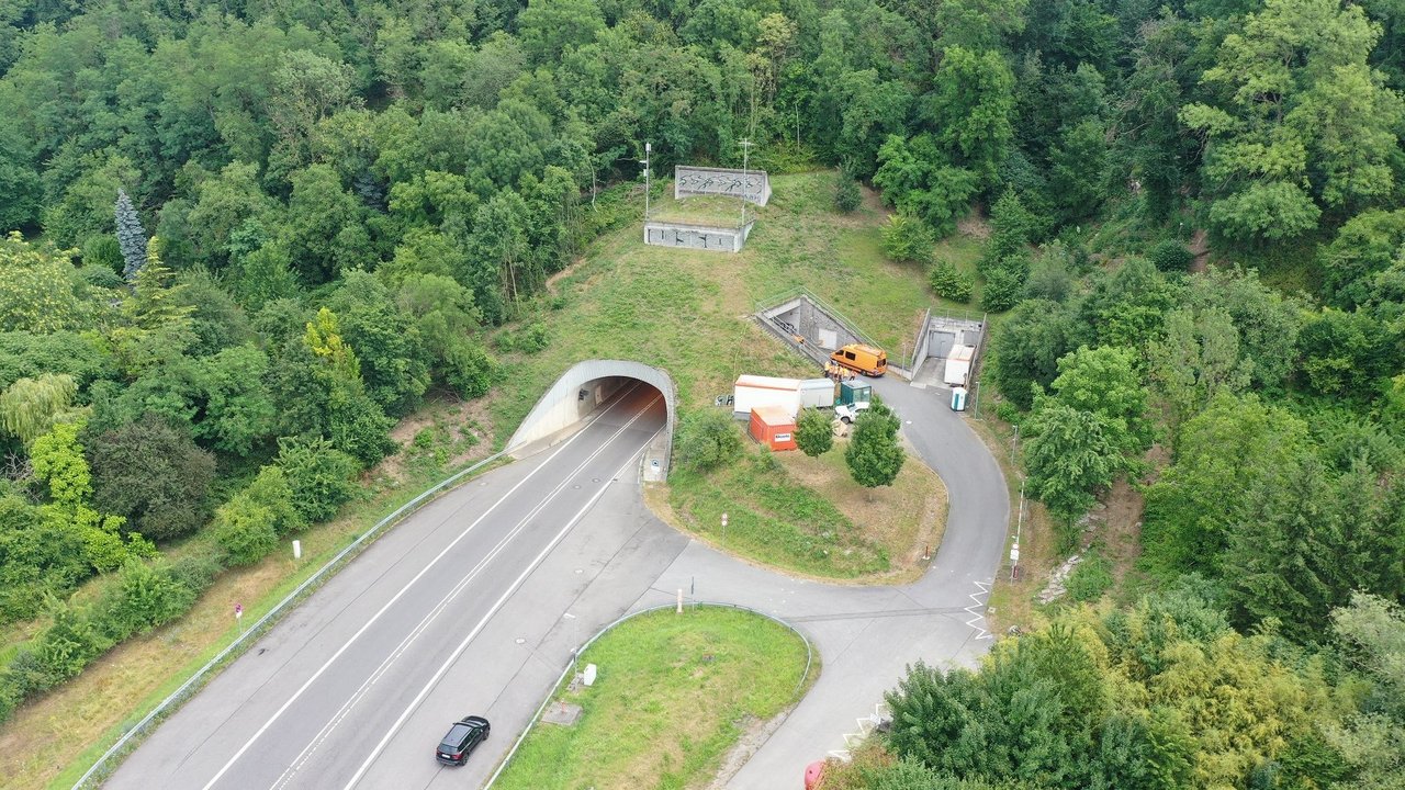 Auf diesem Bild sehen Sie den Blick auf das Westportal am Saukopftunnel aus der Luft.