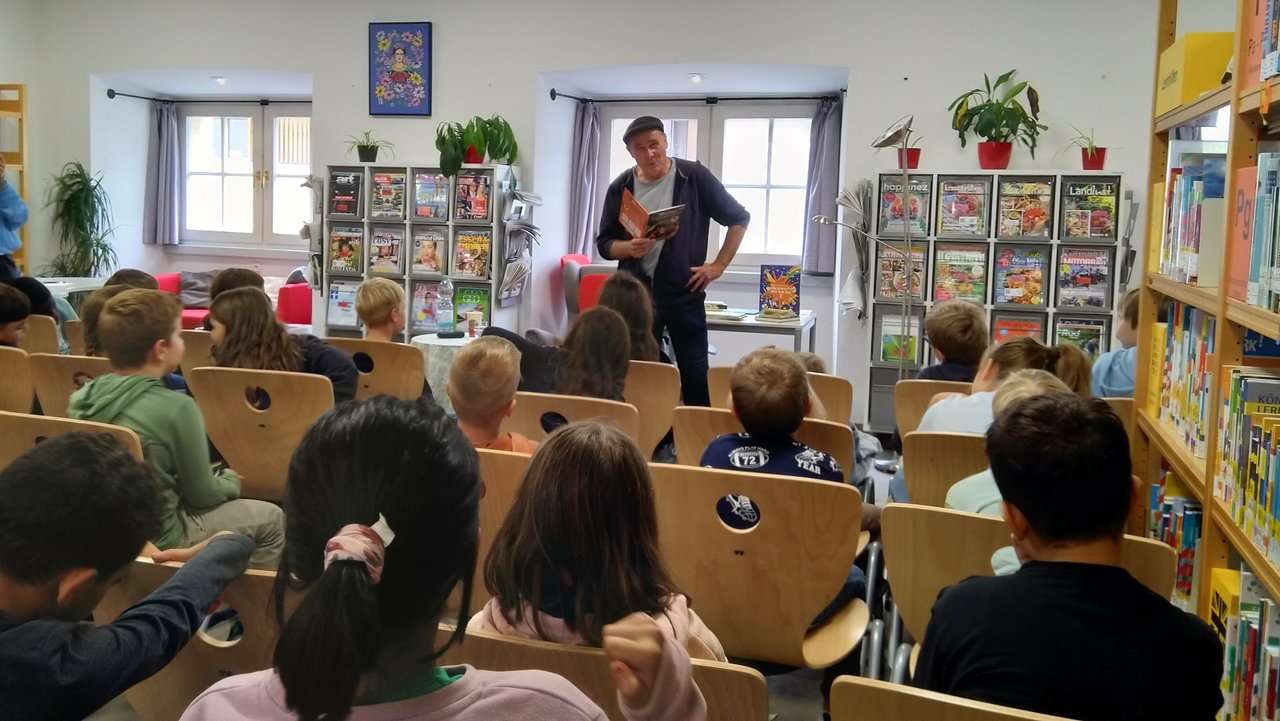 Auf diesem Bild sehen Sie den Kinder- und Jugendbuchautor Martin Klein bei einer Veranstaltung in der Stadtteilbibliothek Karlsruhe-Durlach. 