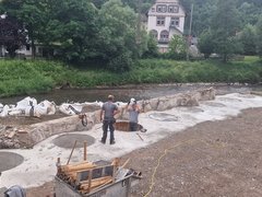 Auf diesem Bild sehen Sie die Herstellung der Bohrschablonen für die Gründungspfähle der neuen Brücke