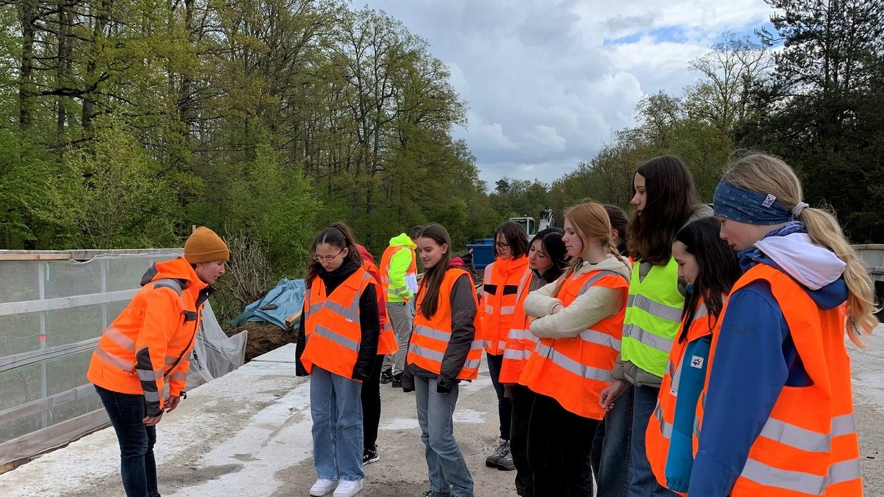 Teilnehmerinnen des Girls‘ Day besuchten mit Bau- und Verkehrsingenieurinnen eine Erhaltungsmaßnahme im Brückenbau in Zaisersweiher