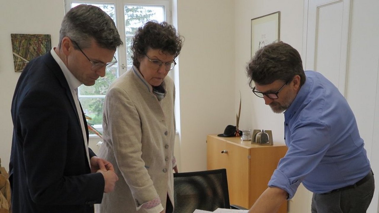 V.l.n.r.: Oberbürgermeister Sebastian Schrempp, Regierungspräsidentin Sylvia M. Felder, Projektleiter Thorsten Daum Stadt und Land haben heute eine Grundsatzvereinbarung zur Umsetzung des Polders Bellenkopf/Rappenwört unterzeichnet.