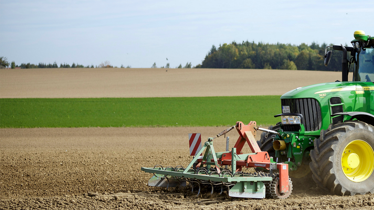 Traktor auf einem Feld
