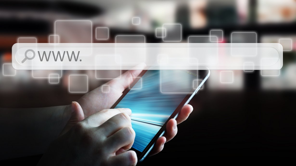 Im Hintergrund ein Handy, im Vordergrund eine Zeile zur Eintragung einer Homepage