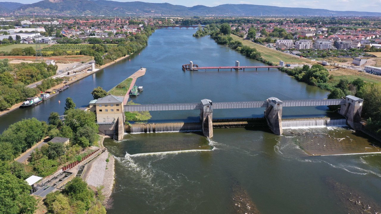 Neckarbrücke Blick auf Wehr Ladenburg mit dahinterliegenden Brückenpfeilern - Blickrichtung Ost