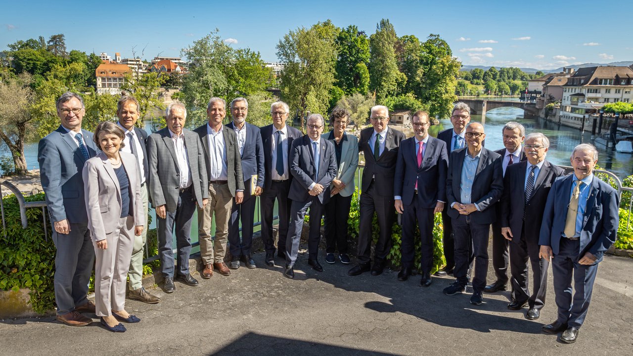 Auf diesem Bild sehen Sie die Teilnehmer der deutsch-französischen-schweizerischen Oberrheinkonferenz. 