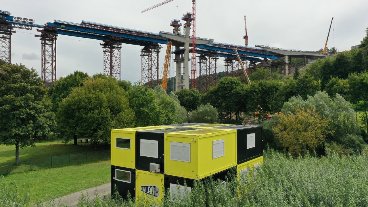 Das BIM LÄB vor der Neckartalbrücke Horb