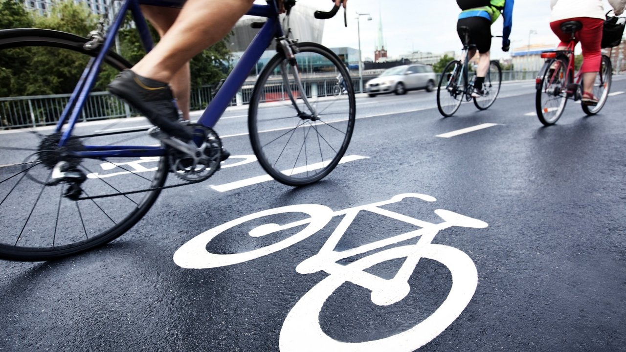 Radweg mit drei Radfahrern