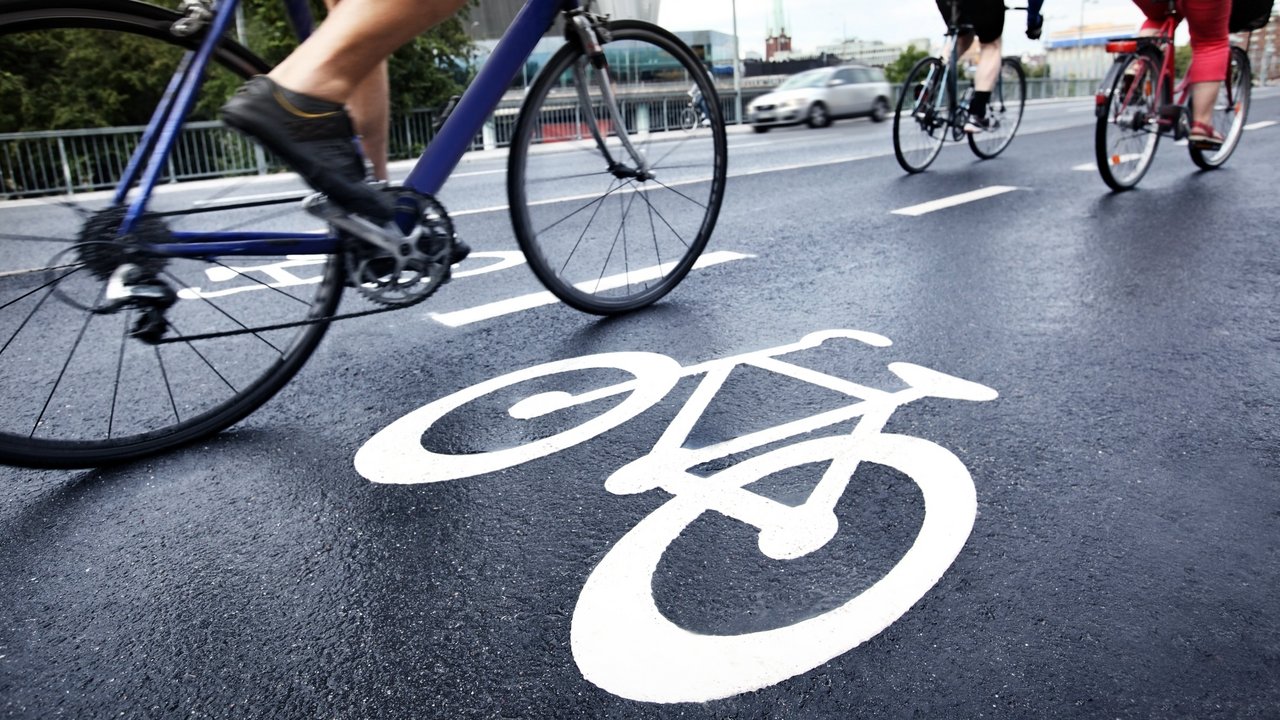 Radweg mit drei Radfahrern