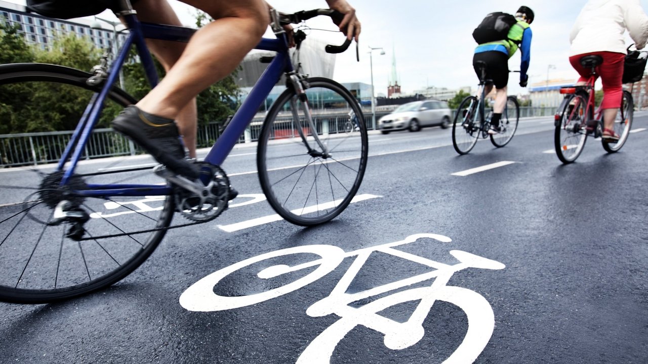Radweg mit drei Radfahrern