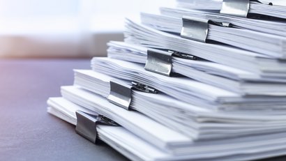 Formulare und Merkblätter Stapel an Dokumenten