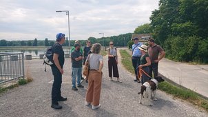 Man sieht 10 Personen, die im Bereich der Schiffsmeldestelle in einem Kreis stehen.