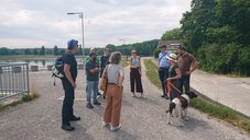 Ortstermin am Damm im Juni 2023 Man sieht 10 Personen, die im Bereich der Schiffsmeldestelle in einem Kreis stehen.