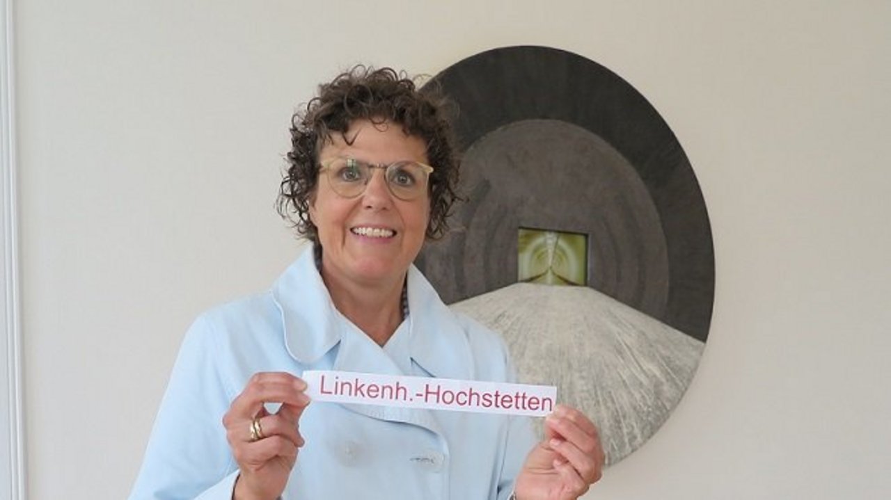 Regierungspräsidentin Sylvia M. Felder hat heute, 3. August 2023, die Bibliotheksorte aus dem Regierungsbezirk Karlsruhe für den Hauptgewinn ausgelost