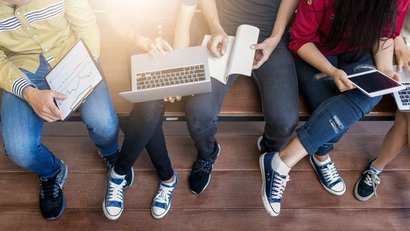 Füße von Schülerinnen und Schülern