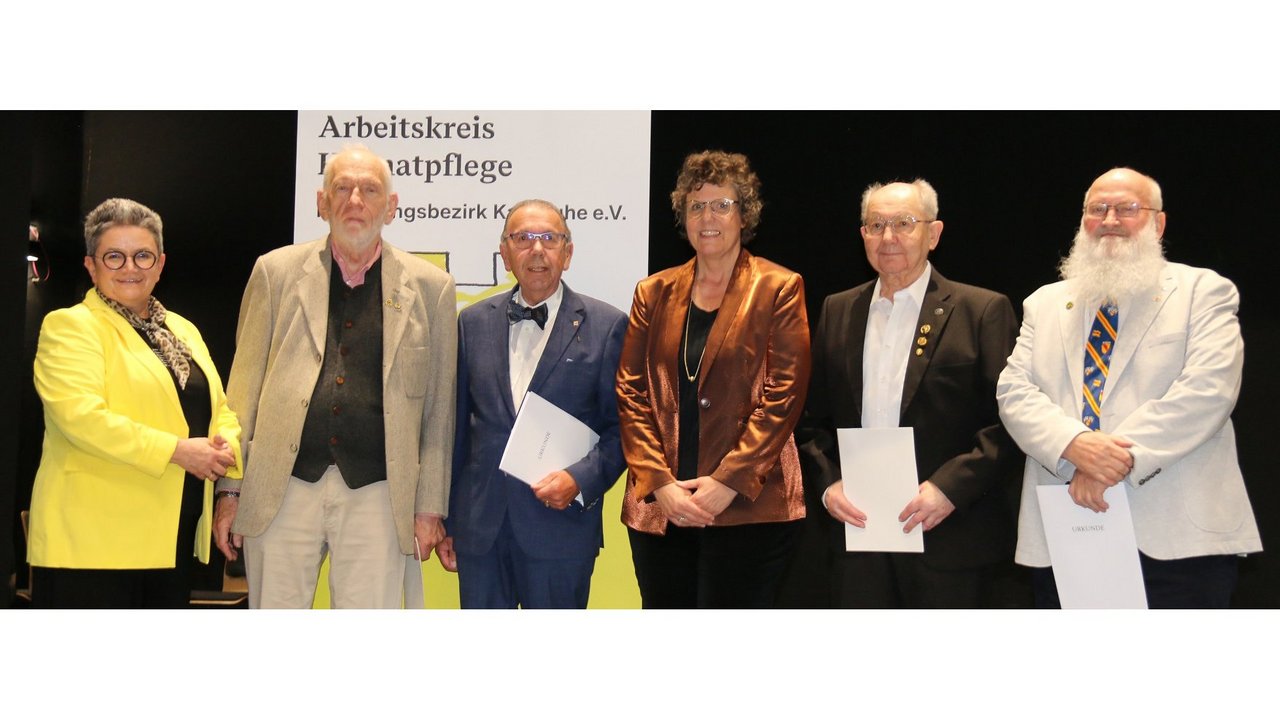 Regierungspräsidentin Sylvia M. Felder würdigte gestern, 7. Mai 2026 in Stutensee, die Verdienste um die Heimatpflege mit der Vergabe der Ehrennadel des Arbeitskreises Heimatpflege e.V.