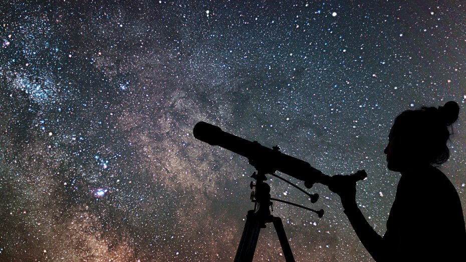 Junge Frau beobachtet die Sterne am Himmel mit einem Teleskop Schattenbild einer jungen Frau und eines Teleskops. Die Frau beobachtet die Sterne am nächtlichen Himmel.